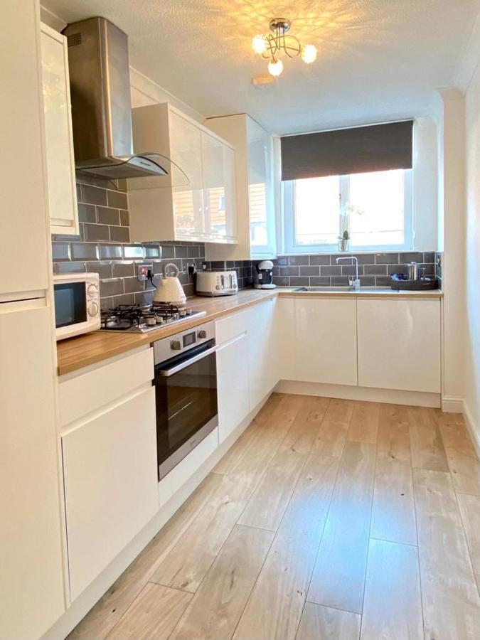 3 Bedroom - 2 Bathroom Townhouse In Corstorphine Near Murrayfield Stadium - Direct Bus To Edinburgh City Centre In 20 Minutes - Two Private Parking Spaces - Private Sunny Garden - Recently Refurbished Zewnętrze zdjęcie