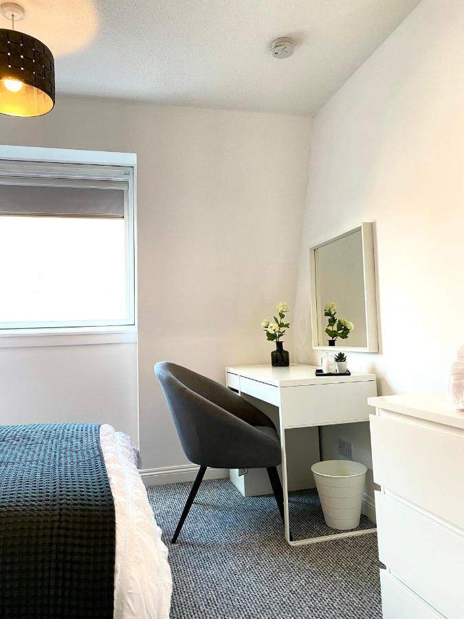 3 Bedroom - 2 Bathroom Townhouse In Corstorphine Near Murrayfield Stadium - Direct Bus To Edinburgh City Centre In 20 Minutes - Two Private Parking Spaces - Private Sunny Garden - Recently Refurbished Zewnętrze zdjęcie