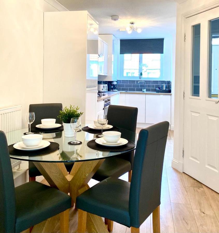3 Bedroom - 2 Bathroom Townhouse In Corstorphine Near Murrayfield Stadium - Direct Bus To Edinburgh City Centre In 20 Minutes - Two Private Parking Spaces - Private Sunny Garden - Recently Refurbished Zewnętrze zdjęcie
