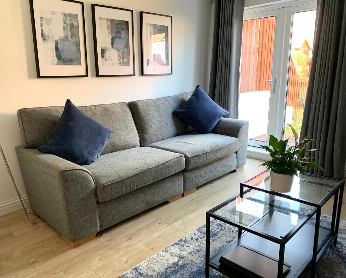 3 Bedroom - 2 Bathroom Townhouse In Corstorphine Near Murrayfield Stadium - Direct Bus To Edinburgh City Centre In 20 Minutes - Two Private Parking Spaces - Private Sunny Garden - Recently Refurbished Zewnętrze zdjęcie
