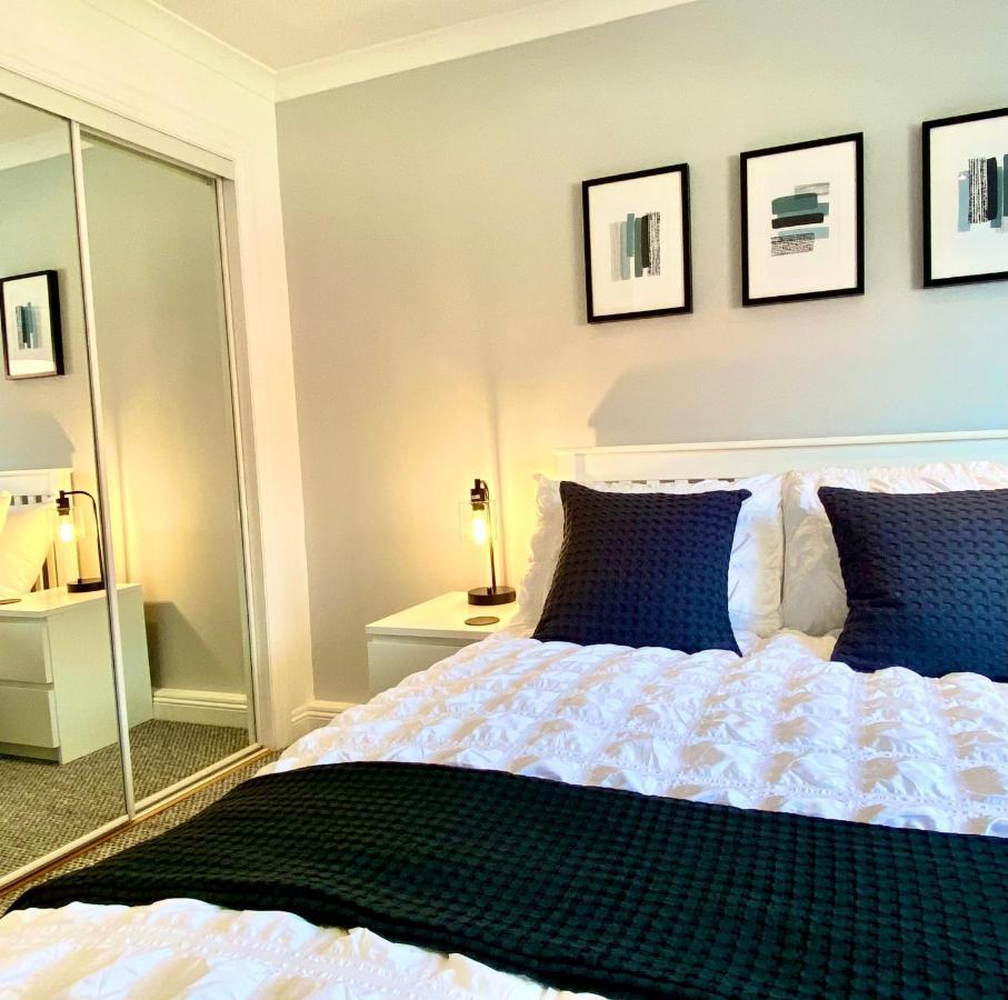 3 Bedroom - 2 Bathroom Townhouse In Corstorphine Near Murrayfield Stadium - Direct Bus To Edinburgh City Centre In 20 Minutes - Two Private Parking Spaces - Private Sunny Garden - Recently Refurbished Zewnętrze zdjęcie
