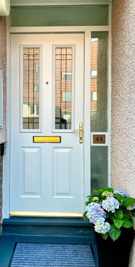 3 Bedroom - 2 Bathroom Townhouse In Corstorphine Near Murrayfield Stadium - Direct Bus To Edinburgh City Centre In 20 Minutes - Two Private Parking Spaces - Private Sunny Garden - Recently Refurbished Zewnętrze zdjęcie