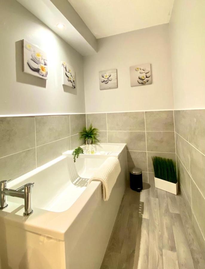 3 Bedroom - 2 Bathroom Townhouse In Corstorphine Near Murrayfield Stadium - Direct Bus To Edinburgh City Centre In 20 Minutes - Two Private Parking Spaces - Private Sunny Garden - Recently Refurbished Zewnętrze zdjęcie