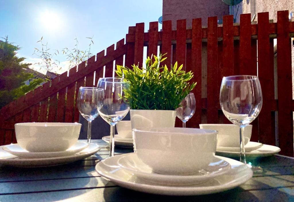 3 Bedroom - 2 Bathroom Townhouse In Corstorphine Near Murrayfield Stadium - Direct Bus To Edinburgh City Centre In 20 Minutes - Two Private Parking Spaces - Private Sunny Garden - Recently Refurbished Zewnętrze zdjęcie