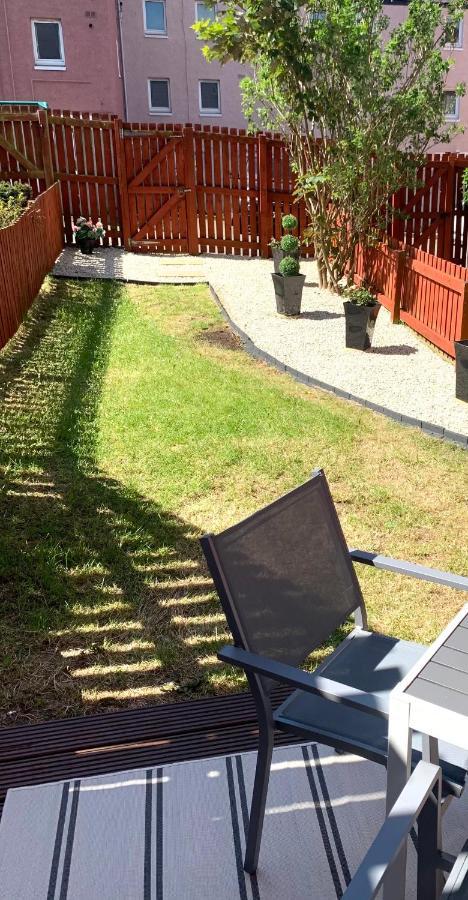 3 Bedroom - 2 Bathroom Townhouse In Corstorphine Near Murrayfield Stadium - Direct Bus To Edinburgh City Centre In 20 Minutes - Two Private Parking Spaces - Private Sunny Garden - Recently Refurbished Zewnętrze zdjęcie