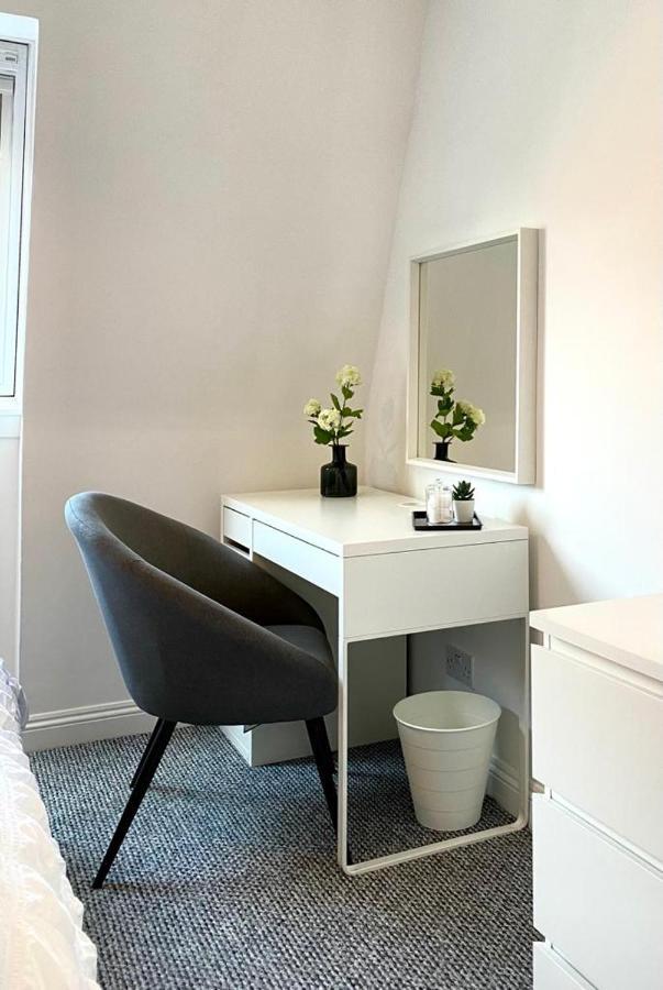 3 Bedroom - 2 Bathroom Townhouse In Corstorphine Near Murrayfield Stadium - Direct Bus To Edinburgh City Centre In 20 Minutes - Two Private Parking Spaces - Private Sunny Garden - Recently Refurbished Zewnętrze zdjęcie