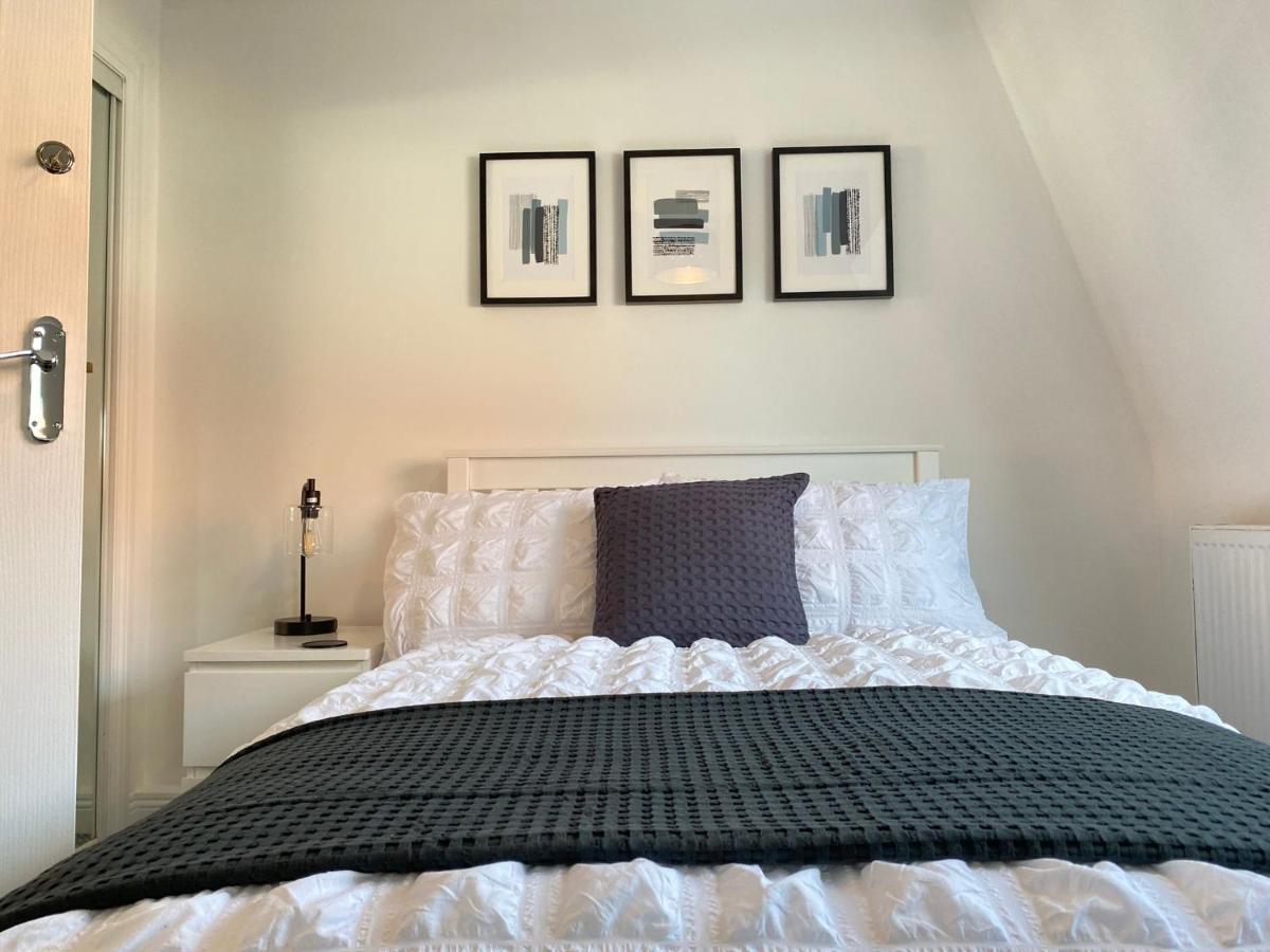 3 Bedroom - 2 Bathroom Townhouse In Corstorphine Near Murrayfield Stadium - Direct Bus To Edinburgh City Centre In 20 Minutes - Two Private Parking Spaces - Private Sunny Garden - Recently Refurbished Zewnętrze zdjęcie