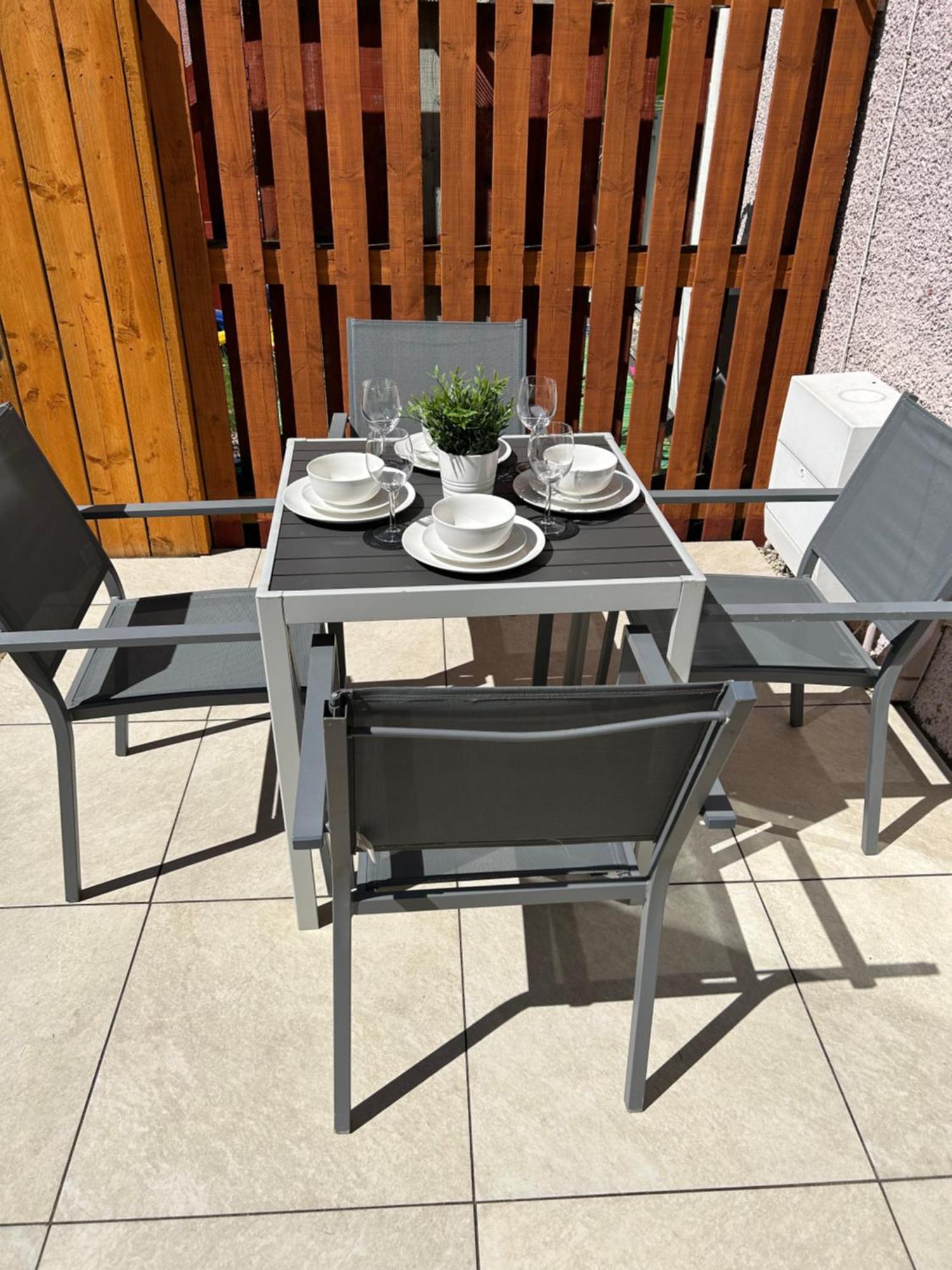 3 Bedroom - 2 Bathroom Townhouse In Corstorphine Near Murrayfield Stadium - Direct Bus To Edinburgh City Centre In 20 Minutes - Two Private Parking Spaces - Private Sunny Garden - Recently Refurbished Zewnętrze zdjęcie