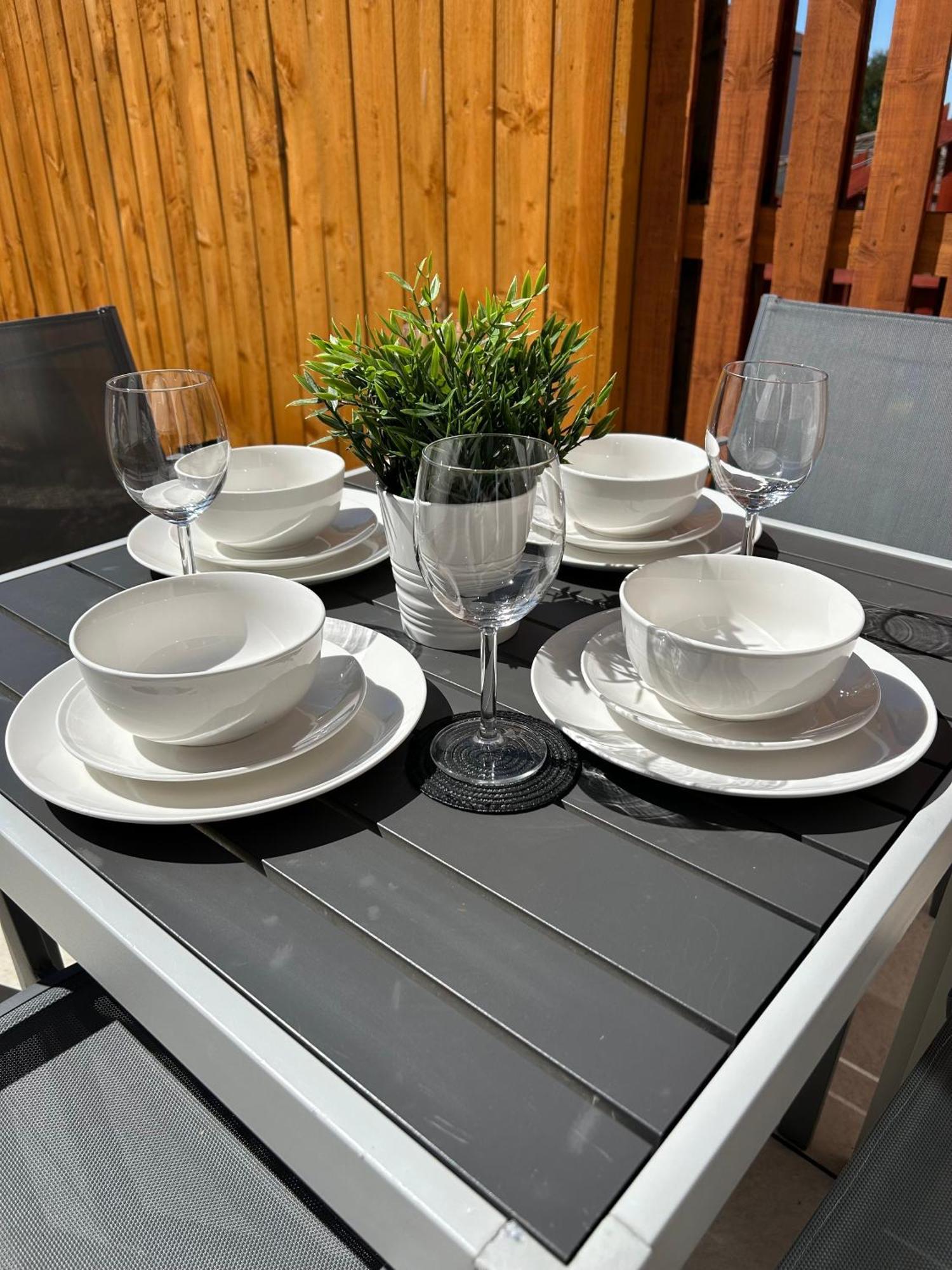 3 Bedroom - 2 Bathroom Townhouse In Corstorphine Near Murrayfield Stadium - Direct Bus To Edinburgh City Centre In 20 Minutes - Two Private Parking Spaces - Private Sunny Garden - Recently Refurbished Zewnętrze zdjęcie