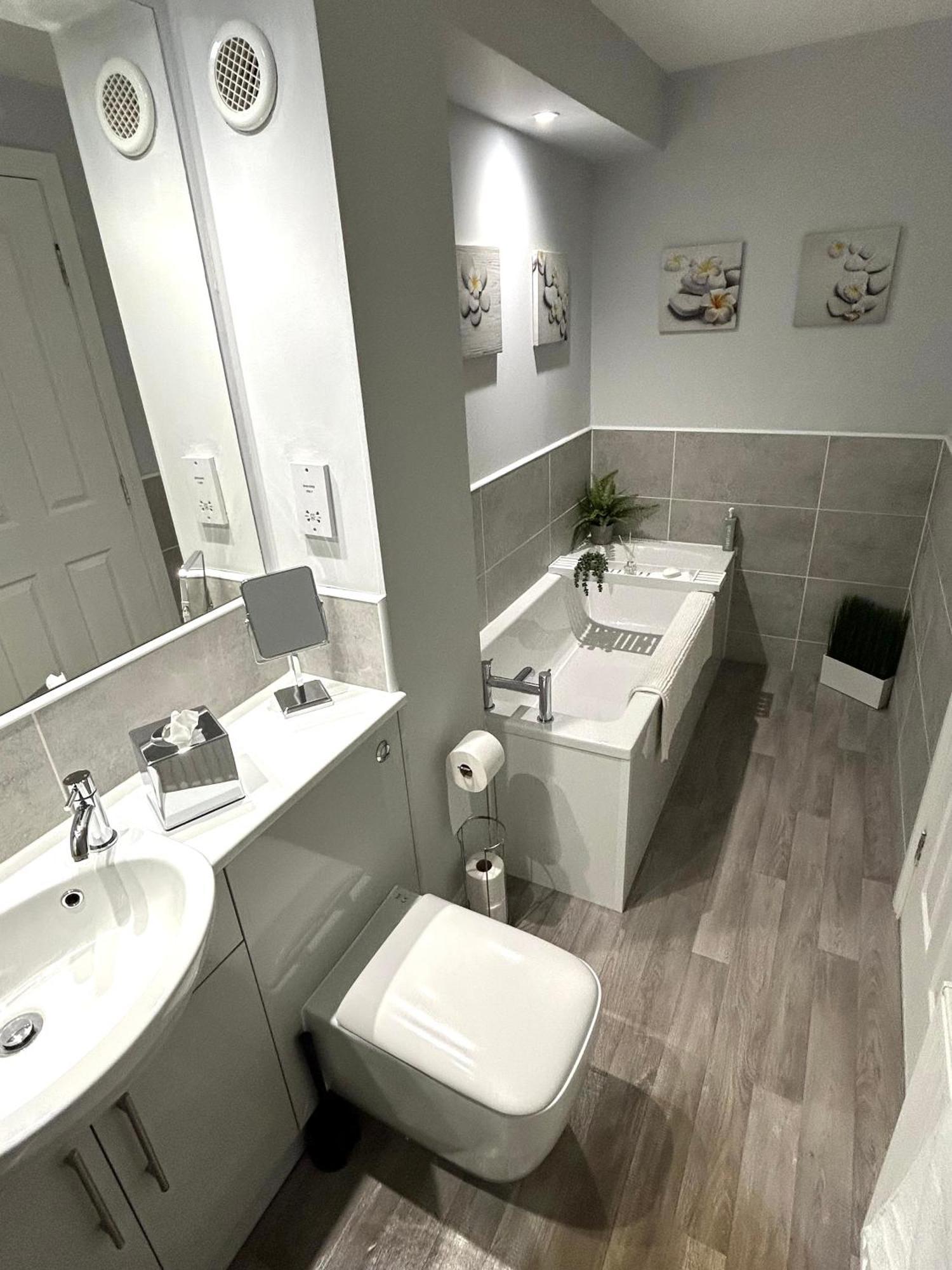 3 Bedroom - 2 Bathroom Townhouse In Corstorphine Near Murrayfield Stadium - Direct Bus To Edinburgh City Centre In 20 Minutes - Two Private Parking Spaces - Private Sunny Garden - Recently Refurbished Zewnętrze zdjęcie
